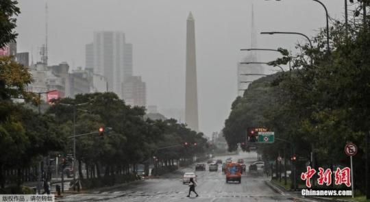 资料图：阿根廷布宜诺斯艾利斯“封城”，街头行人稀少。当地时间5月22日，阿根廷布宜诺斯艾利斯，街头行人车辆稀少。