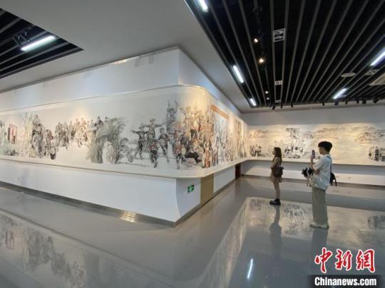 图为观众参观画展。　林洁琪 摄