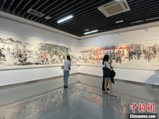 图为观众参观画展。　林洁琪 摄