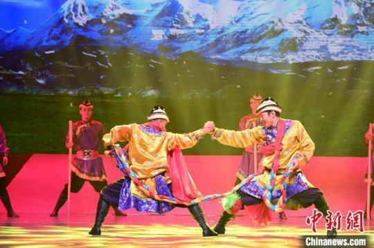 圖為《裕固兒女心向黨》音樂舞蹈史詩演出現(xiàn)場?！钇G敏 攝