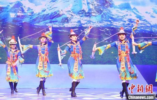 圖為演員演繹裕固族生活場景?！钇G敏 攝
