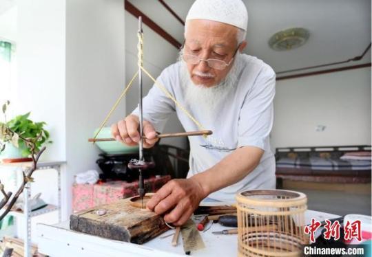 甘肃天水六旬竹雕艺人“仿古不复古”：现代审美承百年手艺