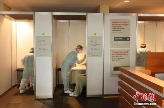 当地时间2021年6月12日，德国柏林，柏林歌剧院(Deutsche Oper Berlin)重开，《莱茵戈尔德》首演在这里举行。所有观众都被要求戴上口罩，并出示疫苗接种证明或近期的新冠病毒检测阴性证明。 图片来源：视觉中国
