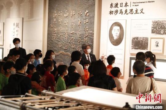 14日，天津市外办邀请天津日本人外籍人员子女学校学生与本市学生共40名青少年同游天津。　胡冰 摄