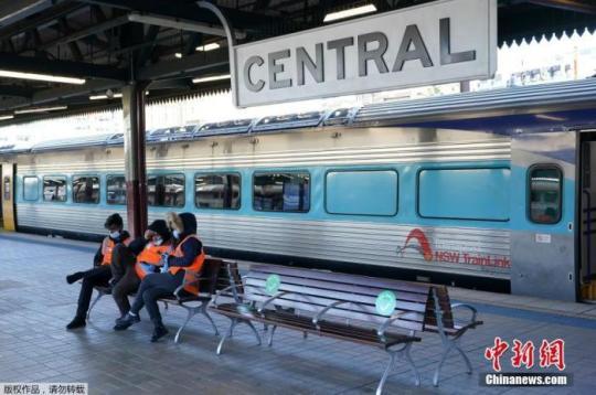 当地时间6月26日，澳大利亚悉尼，中央车站内乘客稀少，工作人员坐在长椅上。
