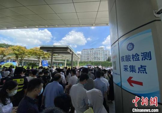  南京市要求，全体市民旅客离开南京均需携48小时内核酸阴性证明。　申冉 摄