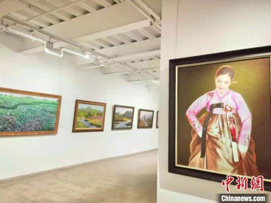 图为“惟美无界—当代朝鲜油画名家精品展”展出作品。　史静静 　摄