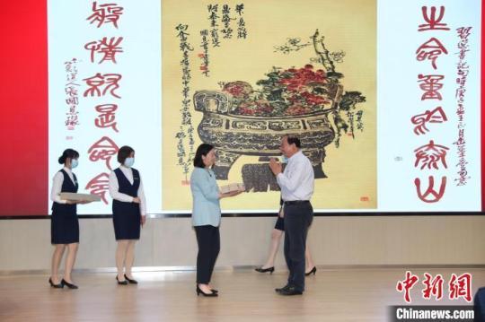 书画家张国恩创作的国画《华夏鼎盛图》和书法作品《生命重于泰山》入藏上海市档案馆。　张亨伟 摄
