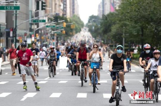 当地时间8月7日，美国纽约举行“夏日街道”活动，期间曼哈顿部分街道禁止机动车通行，以供人们骑行、健身或参加临时设置的娱乐项目。
