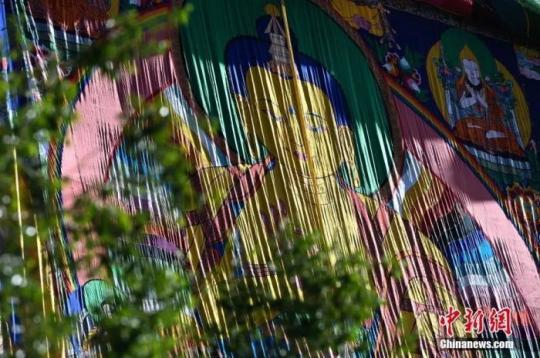 资料图:扎什伦布寺展出强巴佛唐卡佛像。何蓬磊 摄