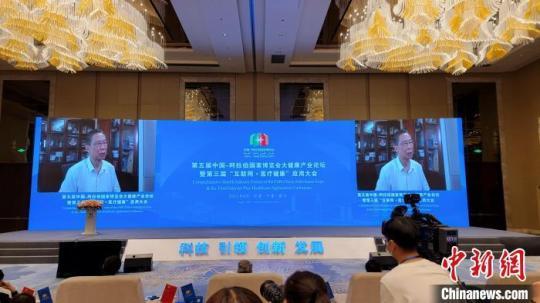 中国工程院院士钟南山在会上发表视频演讲。　谢宇 摄