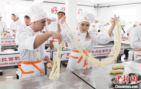甘肃技能大师工作室：兰州拉面不能止于“一清二白三红四绿”