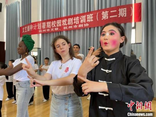 “洋学生”进杭州乡村：学睦剧跳竹马着迷中国传统文化