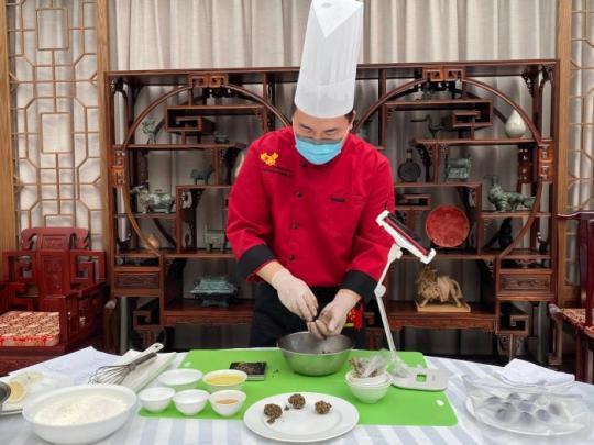 图为中心烹饪教师授课制作月饼。　首尔中国文化中心供图