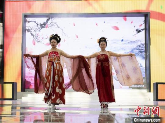 漢服愛好者關(guān)嘉美(左)參加漢服秀。受訪者供圖