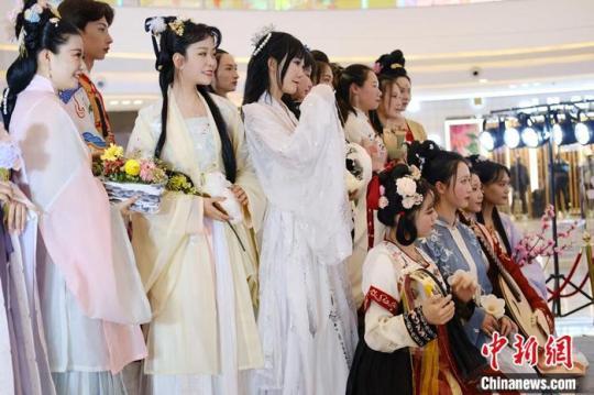 漢服愛好者參加2021年花朝節(jié)花神評(píng)選。受訪者供圖