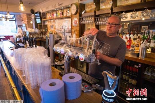 当地时间2021年4月6日，英国伦敦，酒吧工作人员正在为重新开业做准备。