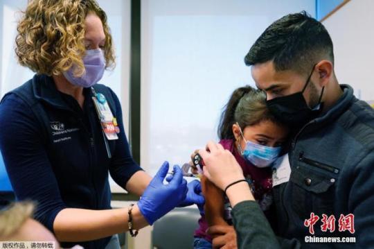 当地时间11月3日，美国华盛顿，国立儿童医院为孩子接种疫苗。美国新冠疫苗接种进入了一个新阶段，数百万名小学生现在可以接种疫苗。