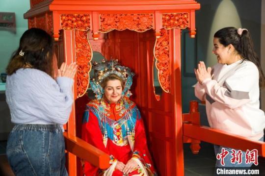海外传播官体验宁波“十里红妆”赞其“让人震撼”