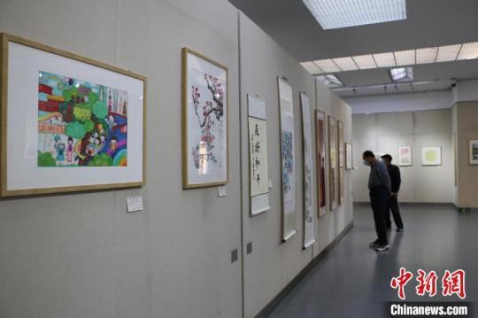 中日友好青少年书画展现场展出作品150余幅。　张强 摄