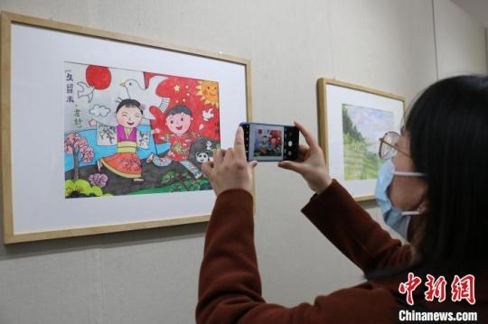 合肥市民参观“中日友好青少年书画展”。　张强 摄