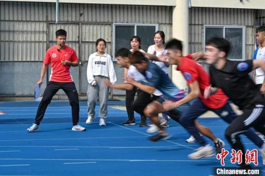 Su Bingtian shared the experience class at Jinan University and was sought after by students. Photo by Chen Jimin