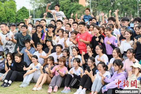 Su Bingtian shared the experience class at Jinan University and was sought after by students. Photo by Chen Jimin