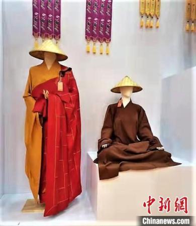 图为僧服展示。　宁德市德翔僧服有限公司 供图