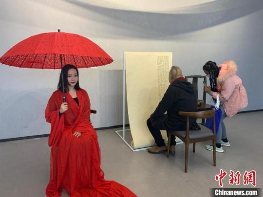 圖為藝術(shù)家在現(xiàn)場(chǎng)展演創(chuàng)作?！±铐嵑?攝