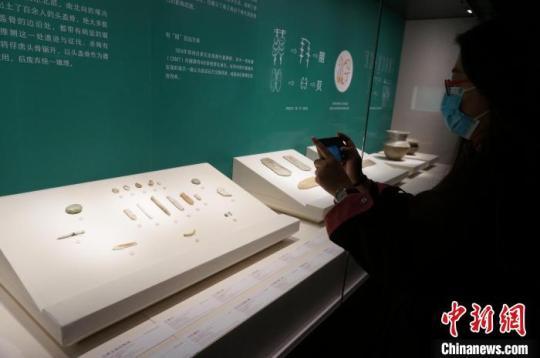 图为观众参观郑州商都遗址博物院。　韩章云 摄