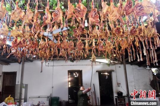 資料圖：民眾在掛冬至風雞和風肉?！⌒嗇x 攝