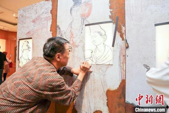 圖為臺灣校園巡展中，參觀者在臨摹壁畫?！≈袊螒c齡基金會供圖