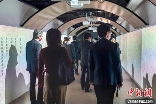 圖為香港展中，與會嘉賓和師生一同參觀特展。　中國宋慶齡基金會供圖