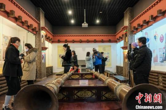 图为中外艺术家赴藏采风团在藏东南文化遗产博物馆参观。　江飞波 摄