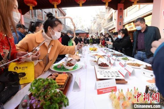 本屆贛菜美食文化展覽展示面積超2萬(wàn)平方米，350余家知名企業(yè)參展，展位560多個(gè)?！〗魇∩虅?wù)廳供圖