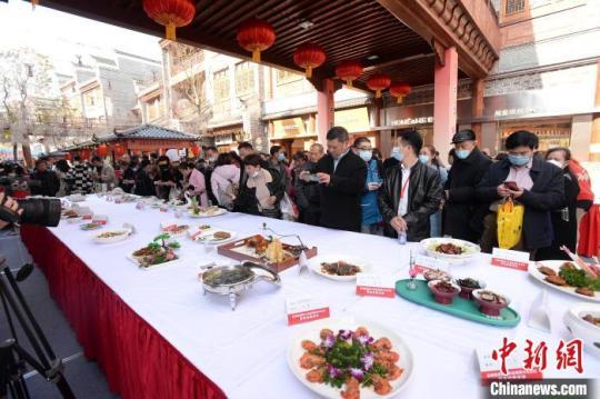 圖為2021贛菜美食文化節(jié)現(xiàn)場(chǎng)?！〗魇∩虅?wù)廳供圖