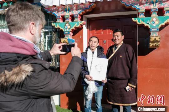 中外艺术家赴藏采风团：“雪域江南”有灵气