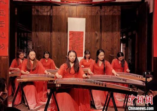 圖為：元旦閩箏音樂會現(xiàn)場，八閩箏團成員正在表演?！∪~秋云 攝
