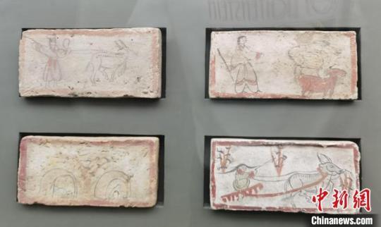 圖為嘉峪關(guān)長城博物館館藏文物魏晉墓彩繪畫像磚中豐富多彩的古代農(nóng)牧業(yè)生產(chǎn)活動(dòng)。(資料圖) 丁思 攝