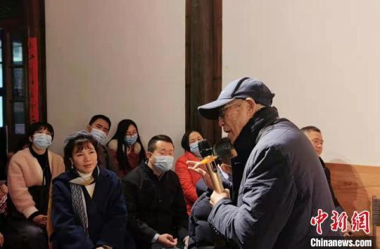 圖為：中國民族器樂學會閩箏傳承研究會會長陳茂錦正在介紹閩箏?！∪~秋云 攝