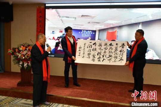 1月12日，魯臺(tái)兩地線上共同舉辦了“翰墨書香濃，鄉(xiāng)音滿庭春”兩岸山東鄉(xiāng)親迎春送?；顒?dòng)?！O培君 攝