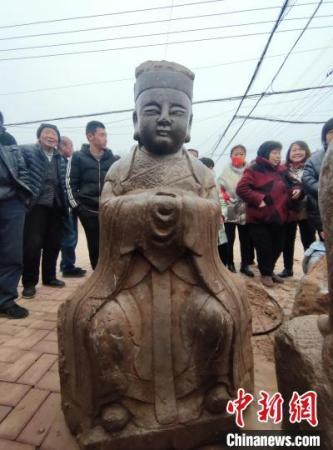 圖為威縣出土的道教神祗石像。　趙國華 攝
