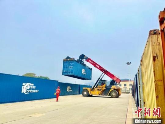 中欧班列满载中国制造“年货”从武夷山陆地港出发