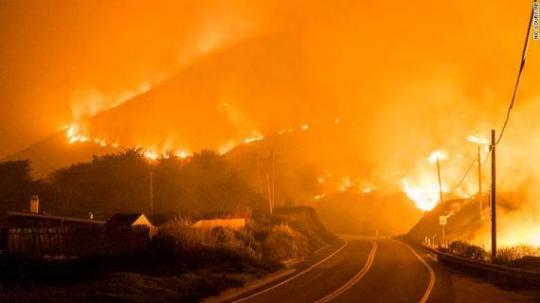 美国加州爆发山火：居民撤离一号高速公路部分关闭