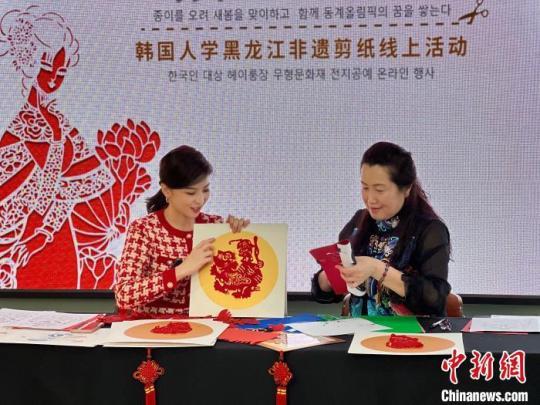 活动由国家级非物质文化遗产民间剪纸艺术传承人倪秀梅老师主讲。