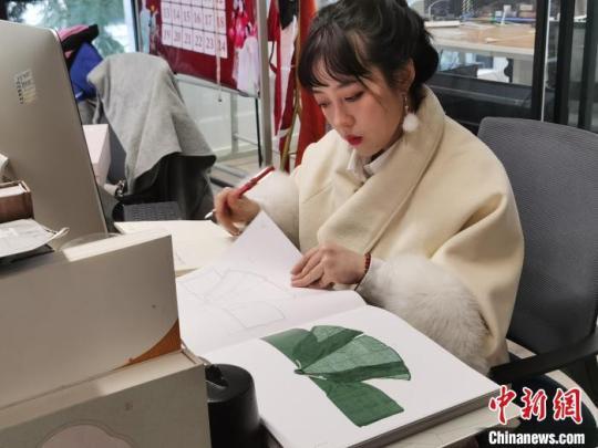 “90后”川妹子让汉服登上悉尼舞台推出虎年主题新作品