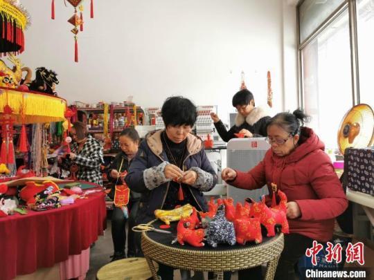 山西民間藝人教授傳統(tǒng)布藝“虎頭虎腦”迎新春