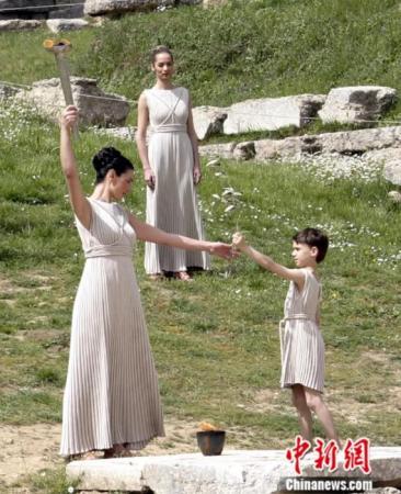 2008年3月，北京2008年奥运会圣火采集仪式在古奥林匹亚竞技场举行，最高女祭司接过男孩敬献的橄榄枝。<a target='_blank' href=