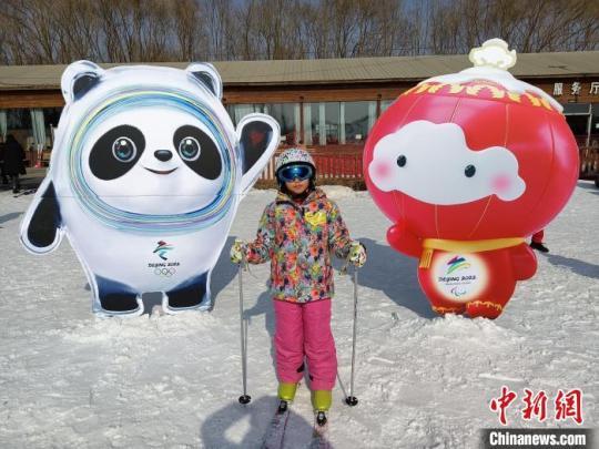 滑雪青少年与2022年北京冬奥会及残奥会吉祥物冰墩墩,雪容融合影留念.