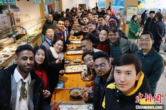 图为留学生和老师一起包饺子。　西北师范大学国际文化交流学院供图